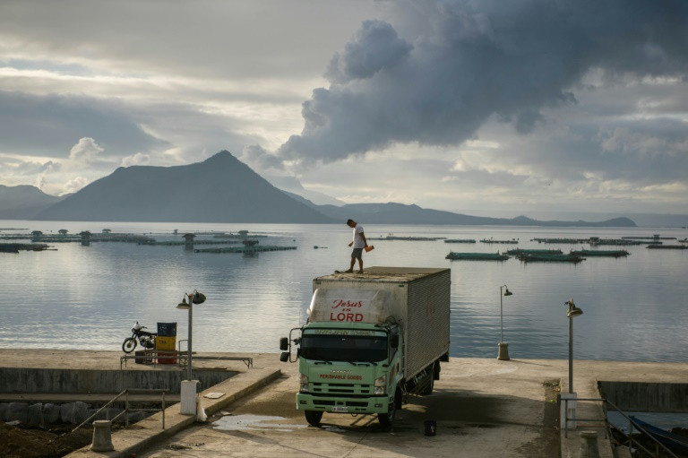Người Philippines biến tro núi lửa, rác thải nhựa thành gạch