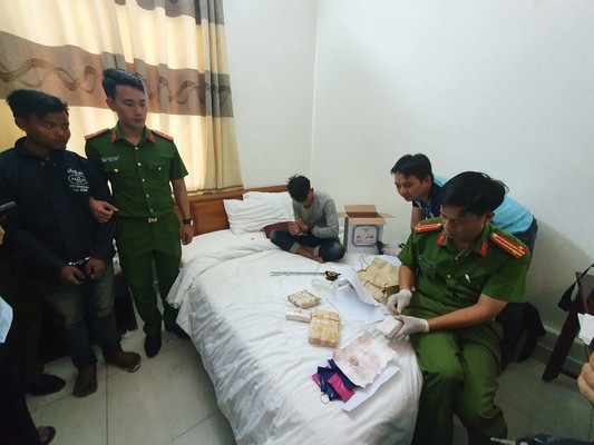 Hai đối tượng người Lào mang gần 10.000 viên ma túy vào Việt Nam