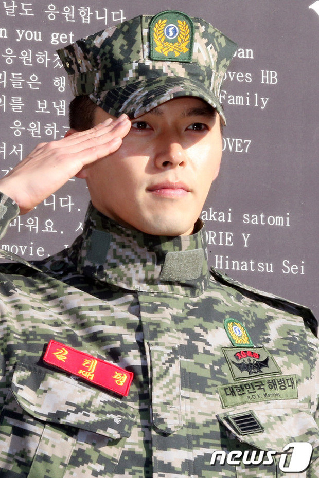Quân nhân Hyun Bin ngoài đời thực 'ngầu' không kém gì lính Bắc Hàn, phải chăng ekip định cast bằng được anh khi xem loạt ảnh này? 9