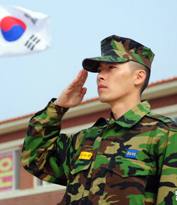 Quân nhân Hyun Bin ngoài đời thực 'ngầu' không kém gì lính Bắc Hàn, phải chăng ekip định cast bằng được anh khi xem loạt ảnh này? 13