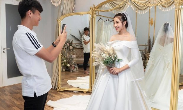Phan Văn Đức đưa Nhật Linh đi thử váy cưới, vòng 2 lùm lùm của cô dâu khiến dân tình chú ý 3