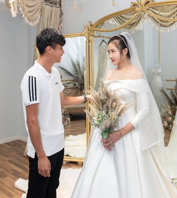 Phan Văn Đức đưa Nhật Linh đi thử váy cưới, vòng 2 lùm lùm của cô dâu khiến dân tình chú ý 1