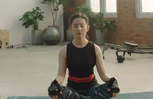 Lưu Diệc Phi mặt mộc ra phố, làn da đáng ngưỡng mộ nhưng vẫn bị chê bai vì quá xuề xoà 0