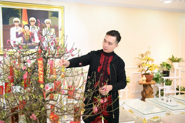 NTK Đỗ Trịnh Hoài Nam khép lại một năm đầy dấu ấn với áo dài Việt