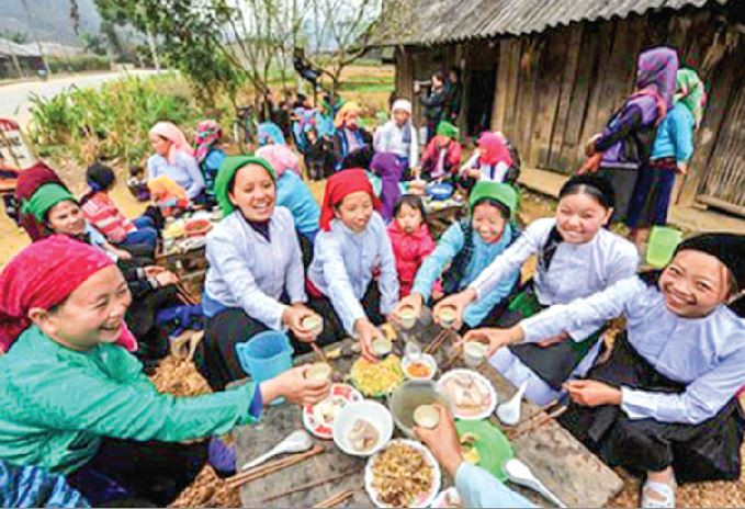 Múa sạp của dân tộc Hmong tại Lào Cai là một điểm sáng của văn hoá dân tộc Việt Nam. Với những đồng bào Hmong nhảy sạp điệu nghệ, cùng những tràng cảm xúc trong lễ hội, du khách có thể tìm hiểu thêm về phong tục tập quán của dân tộc này.
