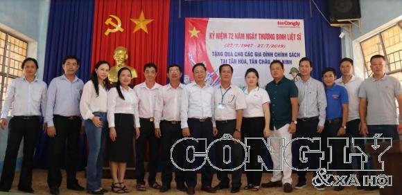 bao-cong-ly-tang-qua-cac-gia-dinh-chinh-sach-tai-tay-ninh-hinh-anh515638889671562787754-w1110-h541.jpg