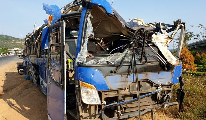 Xe chở khách về quê ăn Tết bị lật nhào, 17 người bị thương