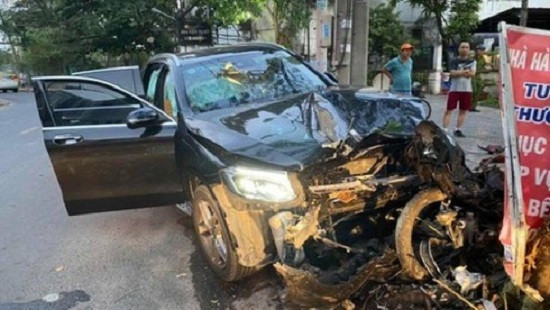 Truy tìm tài xế và 4 cô gái trong xe Mercedes bỏ trốn sau khi gây tai nạn