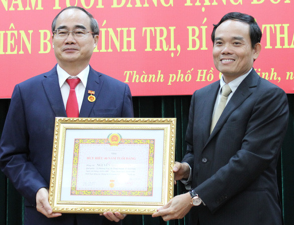 31-1-2020-bi-thu-tphcm-nhan-huy-hieu-40-nam-tuoi-dang-w586-h448.jpg