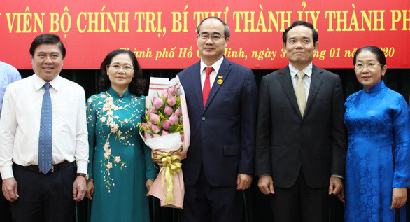 31-1-2020-bi-thu-tphcm-nhan-huy-hieu-40-nam-tuoi-dang1-w586-h317.jpg