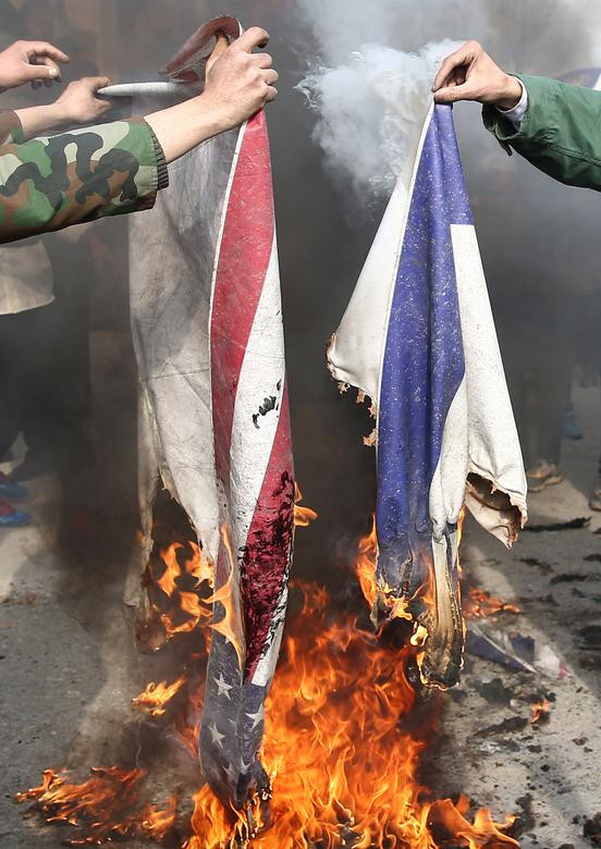 Iran: Kinh doanh cờ phất lên nhờ nhu cầu đốt cờ của người biểu tình