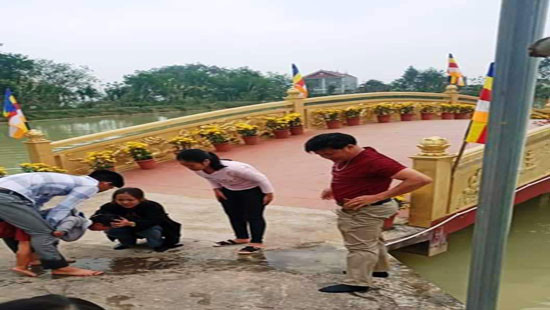 Nghệ An: Đi vãn cảnh ở chùa Giám, một cháu bé bị rơi xuống hồ nước