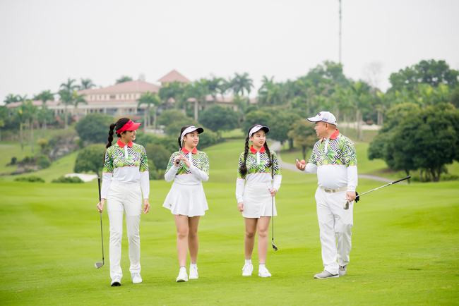 Đại gia đình Thuý Hằng – Thuý Hạnh “du xuân” trên sân golf