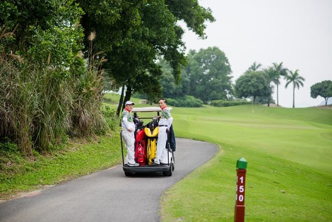 Đại gia đình Thuý Hằng – Thuý Hạnh “du xuân” trên sân golf