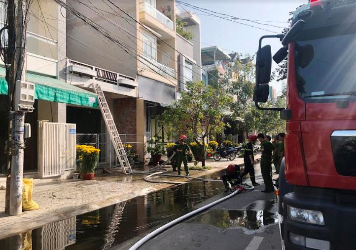 Cháy nhà 2 tầng trong trung tâm thành phố ở Quảng Ngãi