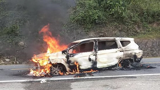 Xe ô tô bốc cháy dữ dội, 2 người tử vong thương tâm