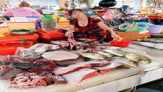 Xử lý nữ tiểu thương xẻ thịt rùa xanh bán ở chợ