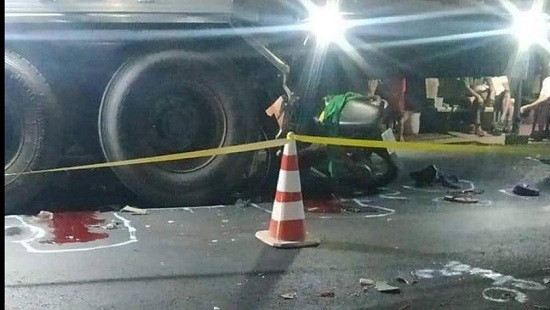 Hai thanh niên tông vào xe ôtô tải tử vong