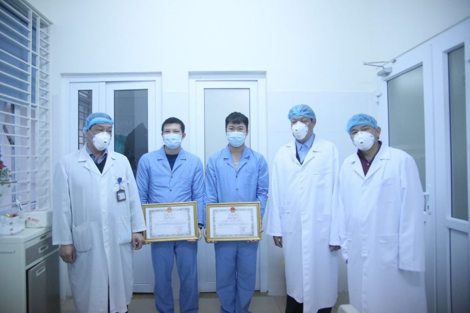 Khen thưởng các bác sĩ đón thành công 30 công dân về từ vùng dịch 
