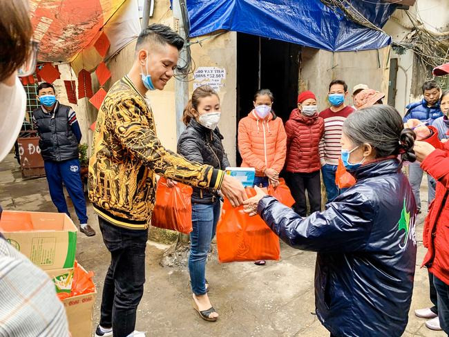 Lã Phong Lâm và những người bạn trao quà cho bệnh nhân nghèo