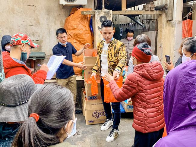Lã Phong Lâm và những người bạn trao quà cho bệnh nhân nghèo