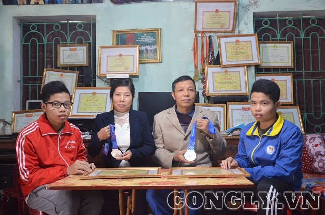 Cặp song sinh đầu tiên của Việt Nam giành huy chương quốc tế nhờ tự học