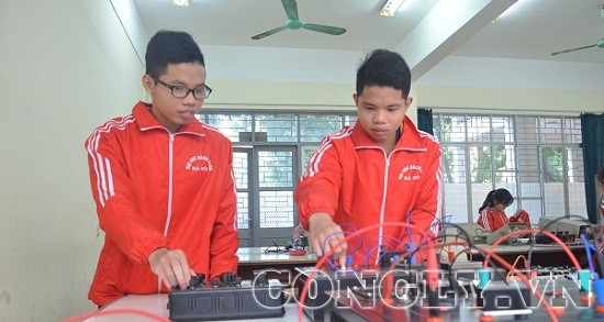 Cặp song sinh đầu tiên của Việt Nam giành huy chương quốc tế nhờ tự học