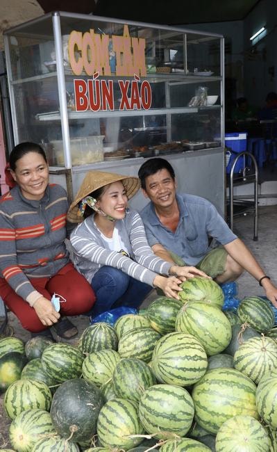 Á hậu Kim Duyên bán 400 kg dưa hấu giúp bà con