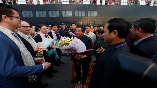 Thủ tướng Campuchia đích thân ra đón du thuyền bị nhiều nước từ chối