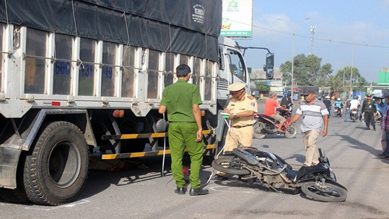 Xe tải tông liên hoàn 3 xe máy, 1 phụ nữ bị cán tử vong tại chỗ