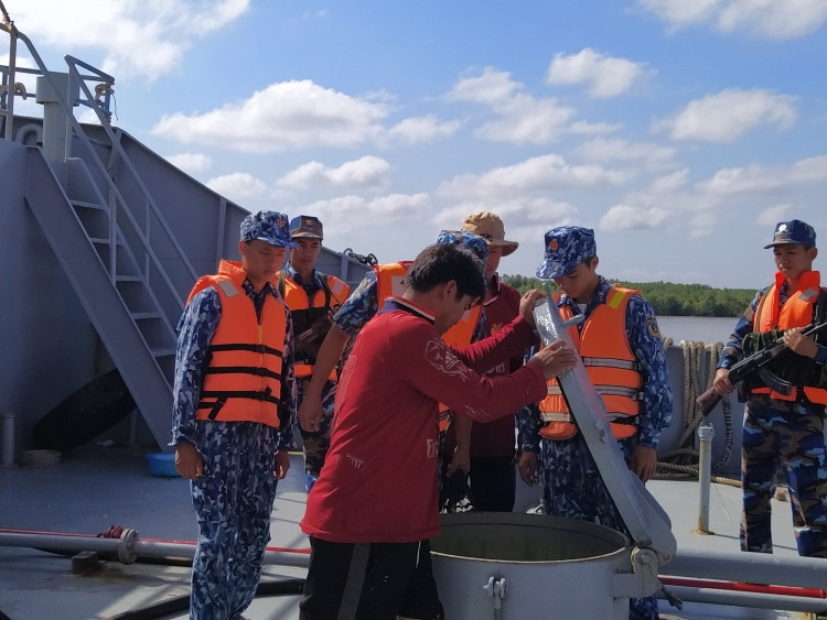 Cảnh sát biển 4 bắt giữ 100.000 lít dầu không rõ nguồn gốc