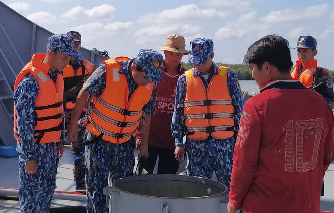 Cảnh sát biển 4 bắt giữ 100.000 lít dầu không rõ nguồn gốc