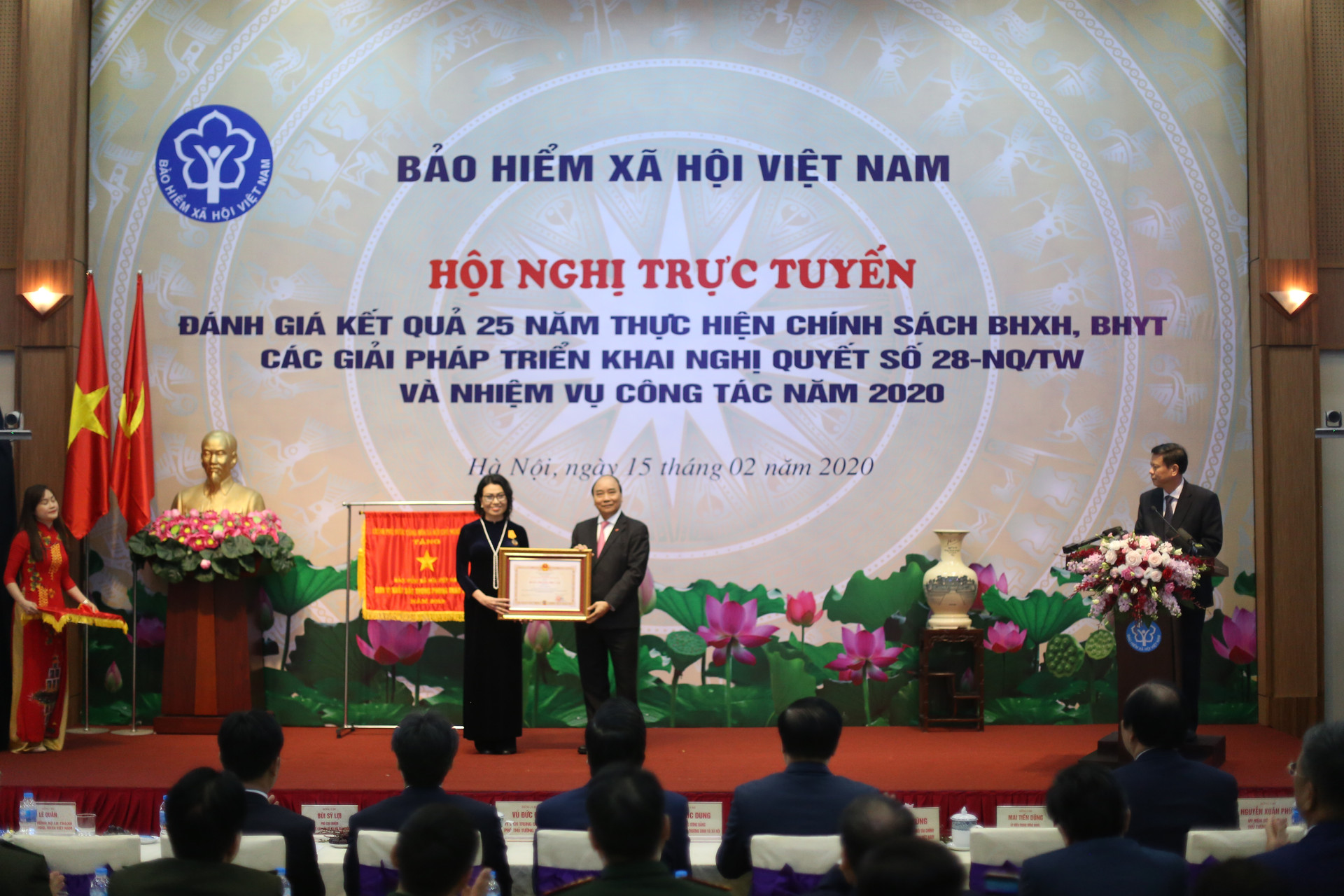 Thủ tướng trao tặng cờ thi đua của Chính phủ cho BHXH Việt Nam 