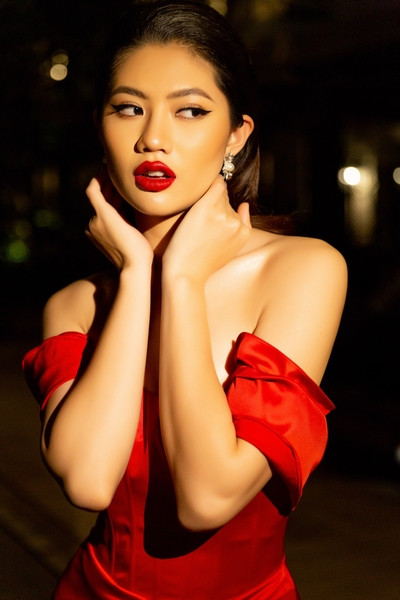 Hoa hậu Vũ Hương Giang gợi cảm với váy cắt xẻ