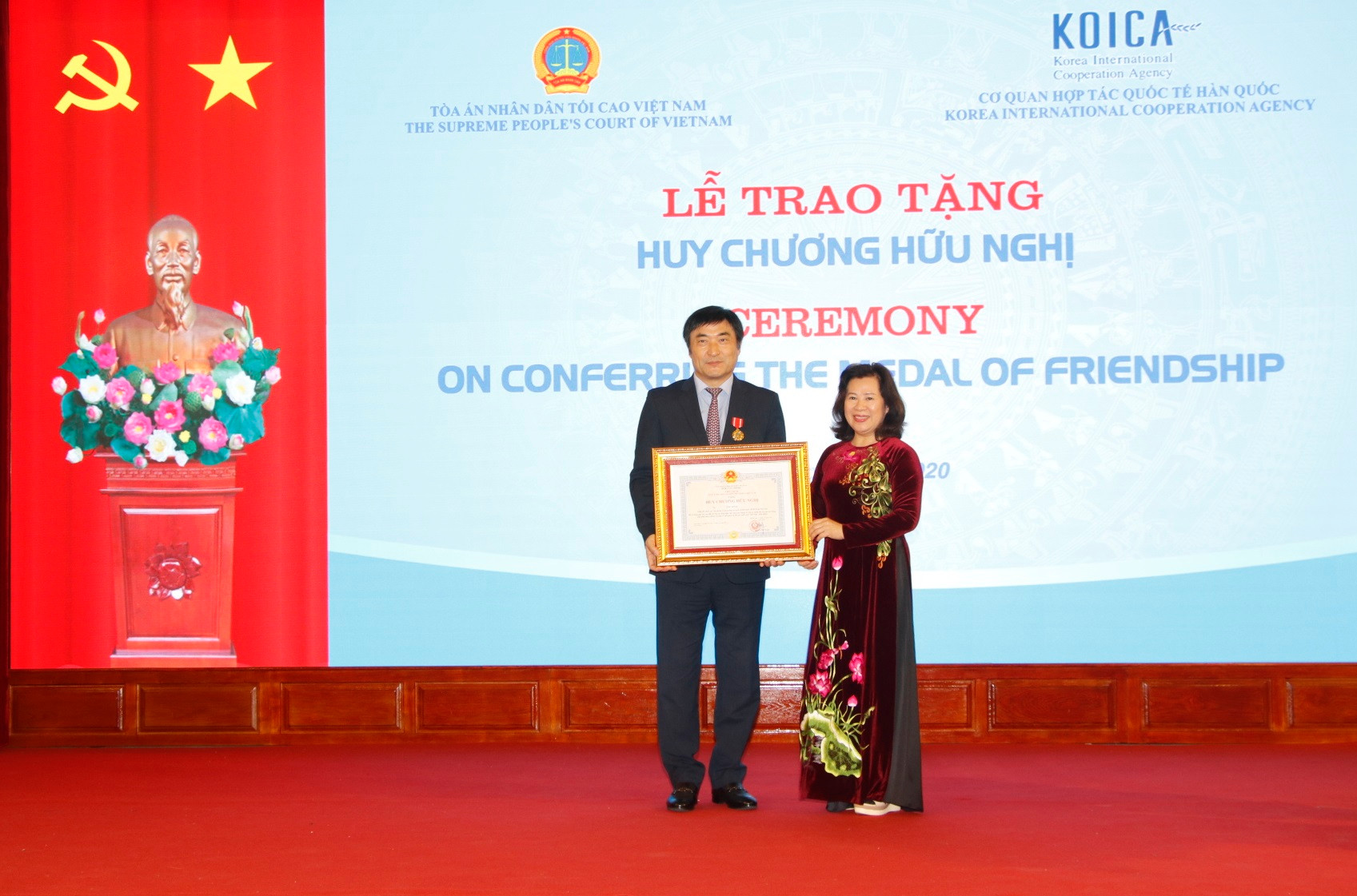 Trao tặng Huy chương Hữu nghị cho Giám đốc quốc gia KOICA tại Việt Nam