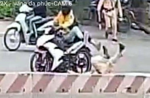 Danh tính đôi nam nữ đi xe máy vượt đèn đỏ, tông gục CSGT