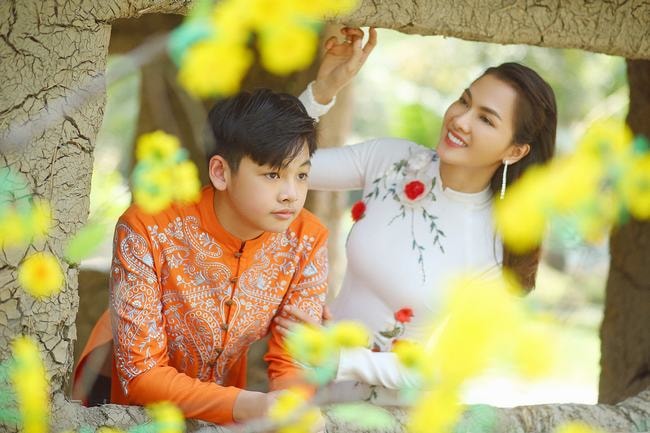 Người mẫu Anh Thư và con trai diện áo dài của NTK Minh Châu