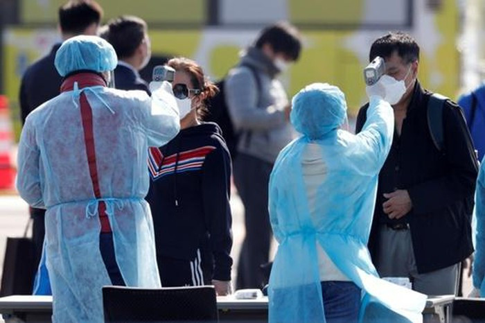 Bộ trưởng Y tế Nhật Bản xin lỗi vì bỏ sót 23 người nhiễm Covid-19 rời du thuyền