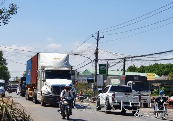 binh-duong-dan-khon-kho-tren-doan-duong-nut-co-chai-1-w1280-h898.jpg