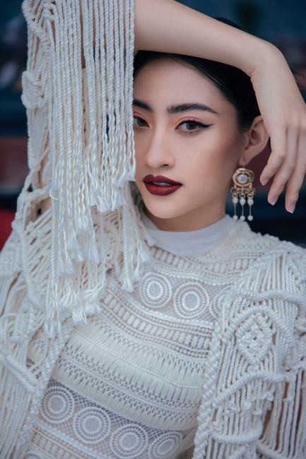 Hoa hậu Lương Thùy Linh – “tắc kè hoa” mới trong làng thời trang Việt