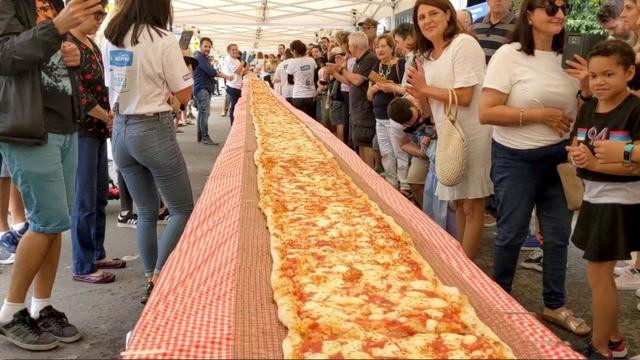 Pizza dài 103 mét gây quỹ cứu cháy rừng ở Úc