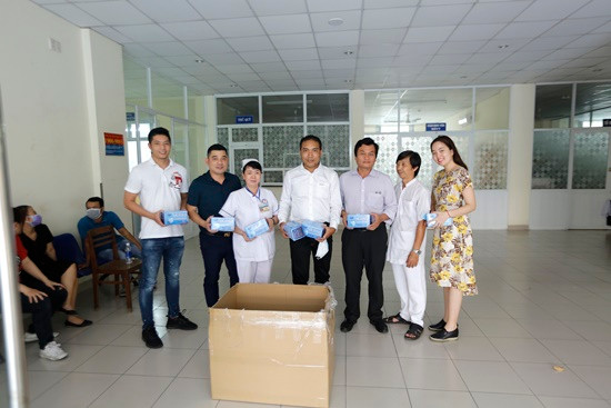Trao tặng 250.000 khẩu trang kháng khuẩn cho các bệnh viện tại TP. HCM và các tỉnh lân cận
