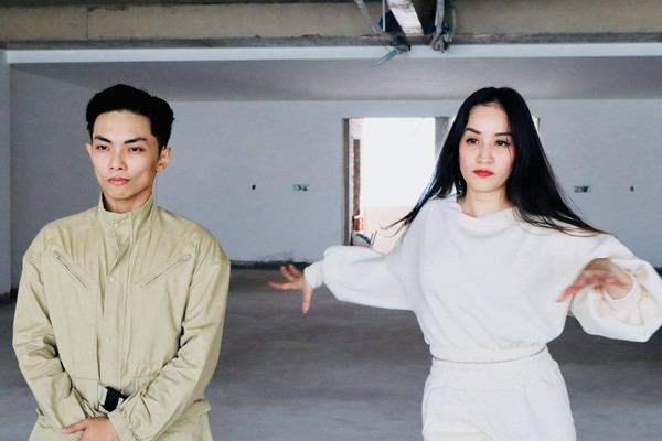 Vợ chồng Khánh Thi cover vũ đạo trong bài hit mới của BTS