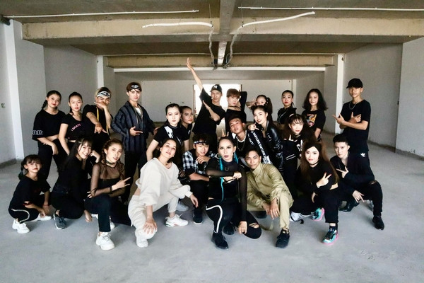 Vợ chồng Khánh Thi cover vũ đạo trong bài hit mới của BTS