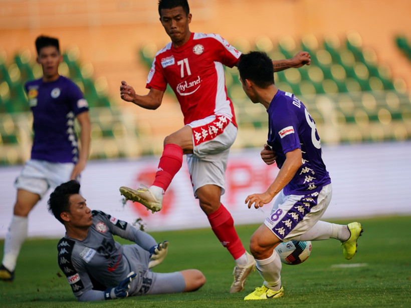 Bùi Tiến Dũng mắc lỗi, Hà Nội FC giành Siêu cúp Quốc gia