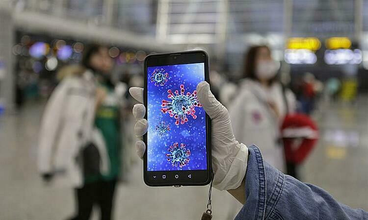 Virus corona có thể sống trên màn hình điện thoại trong 96 giờ. Ảnh: Alex Plavevski.