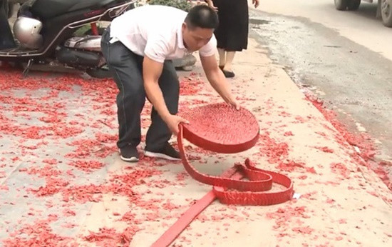 Điều tra vụ đốt dây pháo hàng chục mét trong đám cưới ở Hà Nội