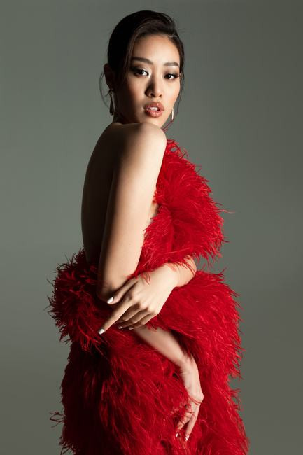 Hoa hậu Khánh Vân biến hóa rạng rỡ trong bộ ảnh mới