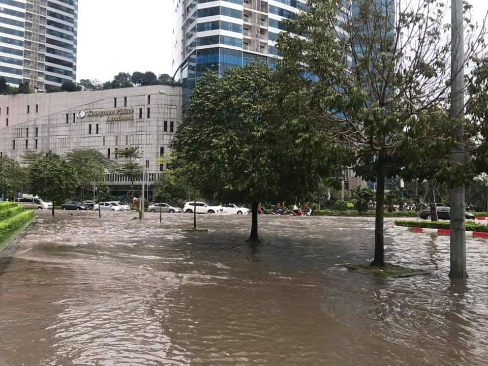 Nhiều tuyến phố Hà Nội ngập sâu do mưa lớn