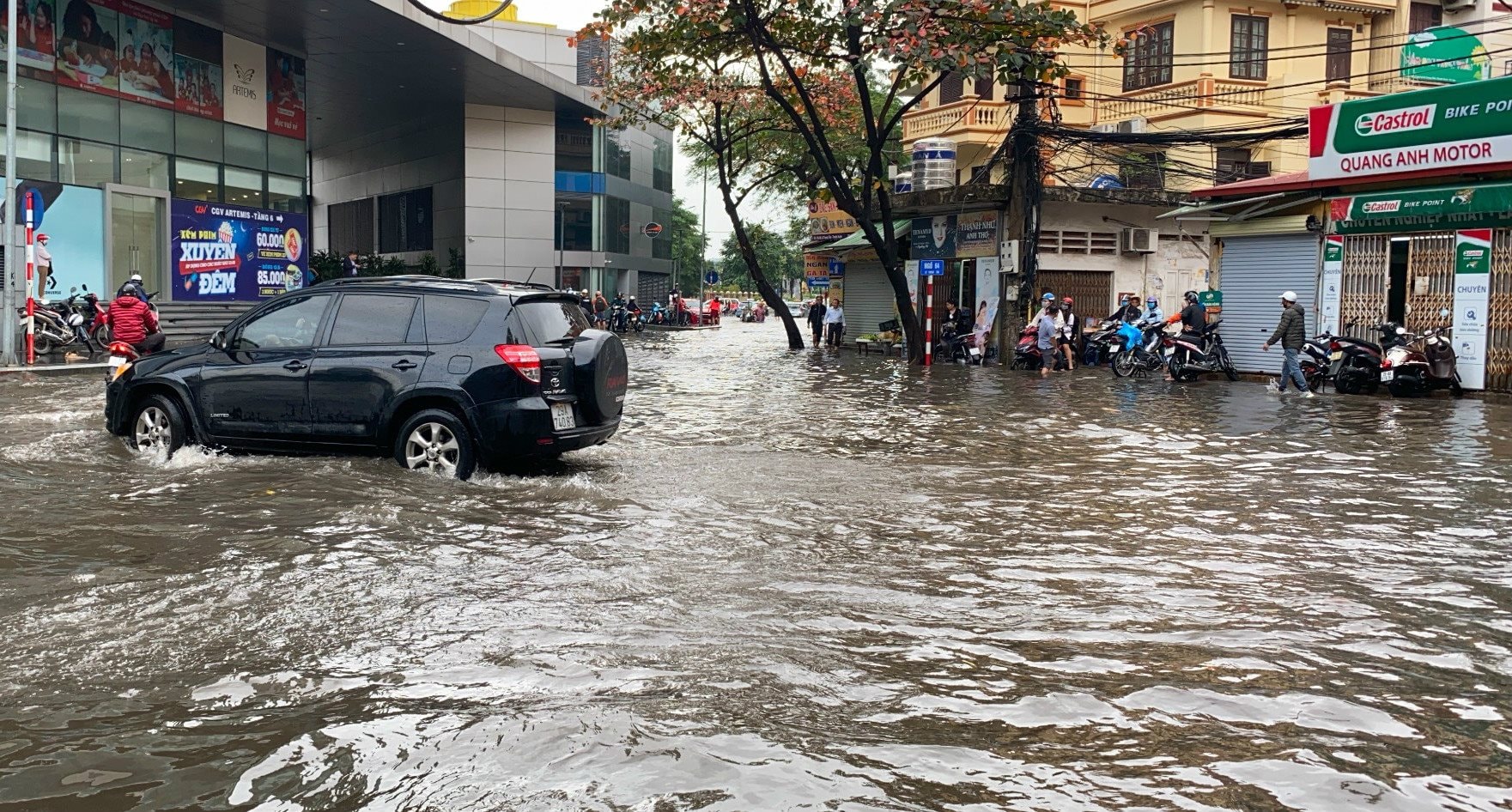 Nhiều tuyến phố Hà Nội ngập sâu do mưa lớn